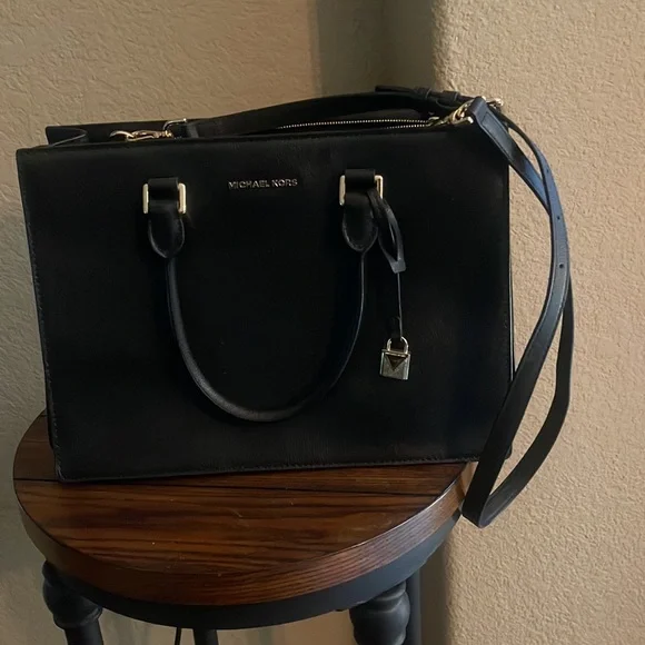 Stylish Black Michael Kors purse with gold accents, 4 compartments. - Picture 5 of 6